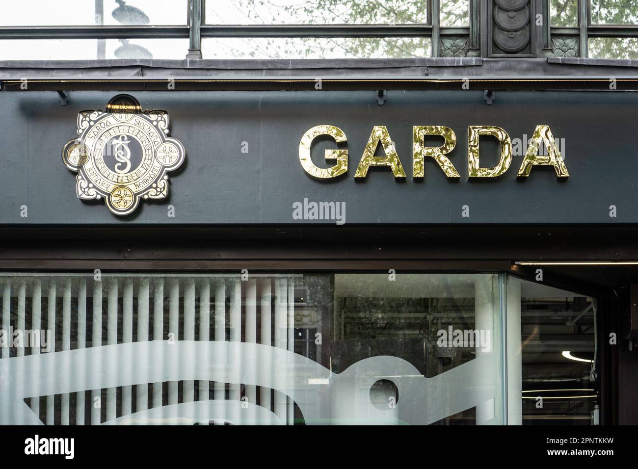 Il Garda firma la loro nuova stazione in o’Connell Street, Dublino, Irlanda. Foto Stock