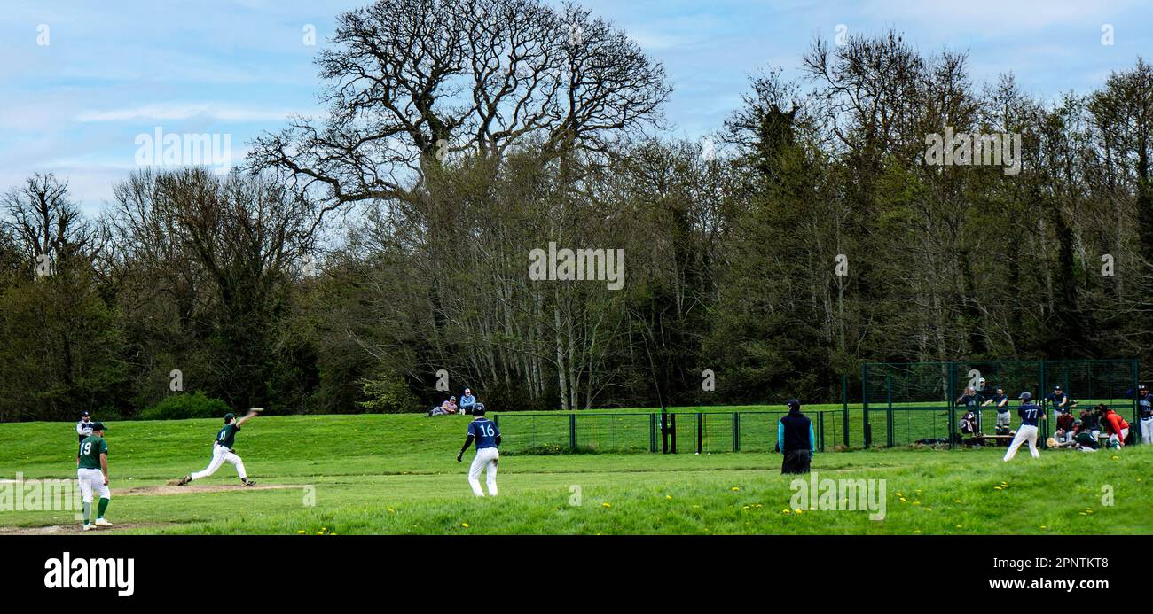 Una partita di baseball in pieno svolgimento a Corkagh Park, Clondalkin, Dublino, Irlanda. Foto Stock