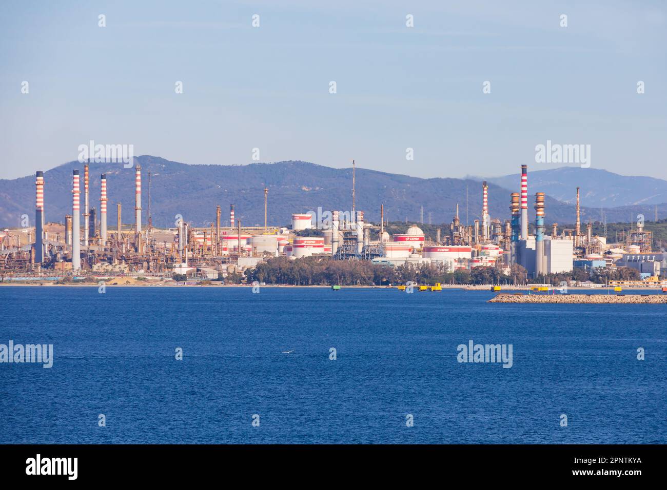 La Refieria San Roque, raffineria petrolchimica sulla baia di Algeciras, Spagna. Vista dal territorio britannico d'oltremare di Gibilterra, la Rocca di Gibr Foto Stock