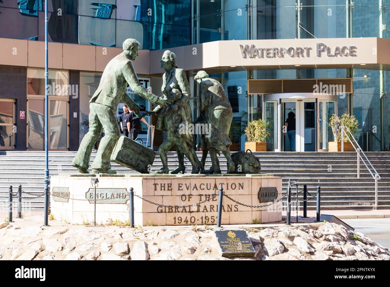 Evacuazione della statua di bronzo di Gibraltariani di Jill Covie Sanders. Rotatoria di North Mole Road. Di fronte all'edificio Waterport Place. Il Regno Unito Ove Foto Stock