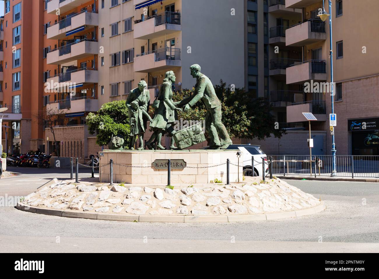 Evacuazione della statua di bronzo di Gibraltariani di Jill Covie Sanders. Rotatoria North Mole Road. Il territorio britannico d'oltremare di Gibilterra, la roccia Foto Stock