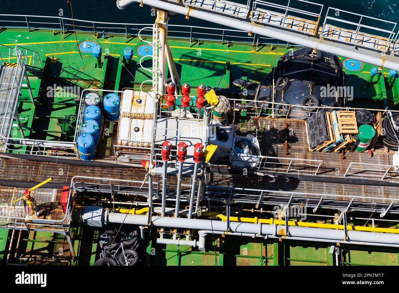 Ponte aperto della nave che rifornisce la nave di servizio della autocisterna in servizio. Tubazioni. Autocisterna, dall'alto Foto Stock