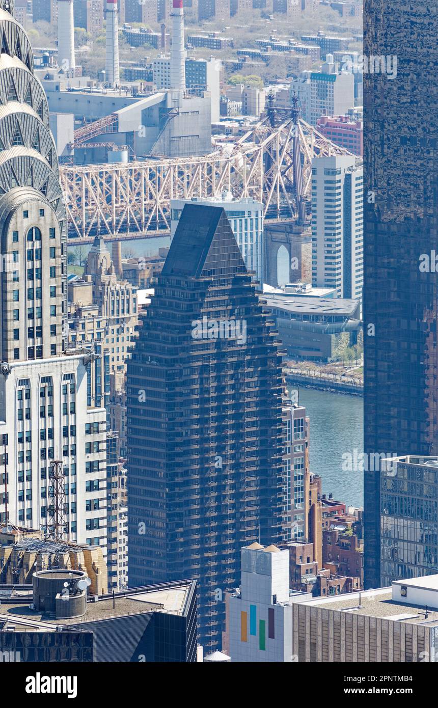 Il 100 un Plaza è un monolito nero con un tetto a cuneo che si insidia con balconi nel Midtown East di Manhattan. Foto Stock