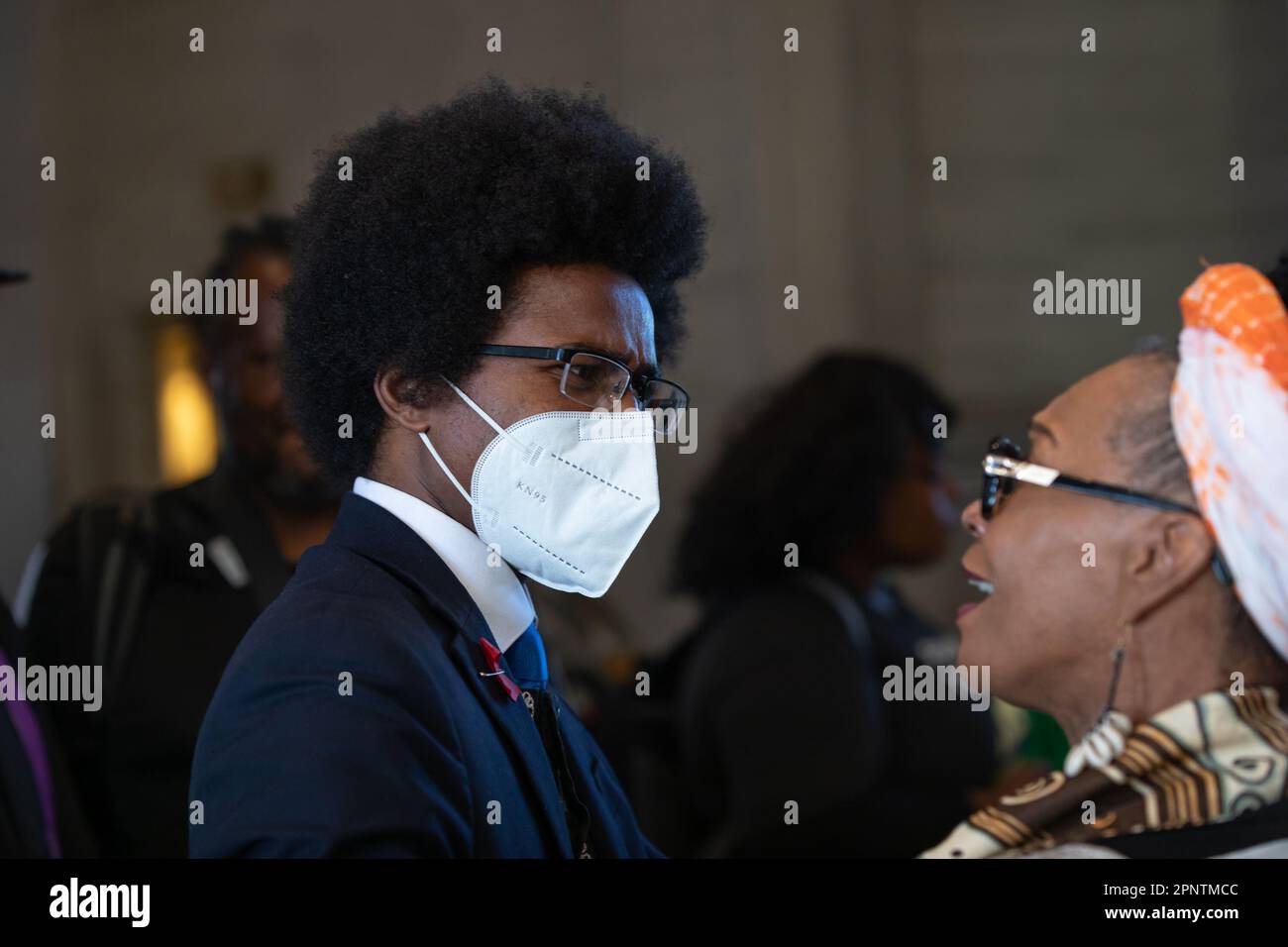 Nashville, Tennessee, Stati Uniti. 17th Apr, 2023. STATI UNITI REP?Justin J. Pearson? (??D-Memphis?)? Parla con un dimostratore all'interno della camera del Tennessee Capitol durante un ?''moral Monday?''? rally per affrontare la violenza delle armi il 17 aprile 2023 a Nashville, Tennessee. in seguito alle riprese di marzo alla Covenant School, nel quartiere Green Hills di Nashville, le organizzazioni si sono mobilitate in tutto il territorio statunitense REP?Justin Jones? (?D-Nashville?) e?U.S. REP?Justin J. Pearson? (??D-Memphis?)? ?who?have disegnato? attenzione?nazionale? ?spingendo per le leggi di sicurezza della pistola. (Credit Image: © Michael Nigro/Pacif Foto Stock Nashville, Tennessee, Stati Uniti. 17th Apr, 2023. STATI UNITI REP?Justin J. Pearson? (??D-Memphis?)? Parla con un dimostratore all'interno della camera del Tennessee Capitol durante un ?''moral Monday?''? rally per affrontare la violenza delle armi il 17 aprile 2023 a Nashville, Tennessee. in seguito alle riprese di marzo alla Covenant School, nel quartiere Green Hills di Nashville, le organizzazioni si sono mobilitate in tutto il territorio statunitense REP?Justin Jones? (?D-Nashville?) e?U.S. REP?Justin J. Pearson? (??D-Memphis?)? ?who?have disegnato? attenzione?nazionale? ?spingendo per le leggi di sicurezza della pistola. (Credit Image: © Michael Nigro/Pacif Foto Stock