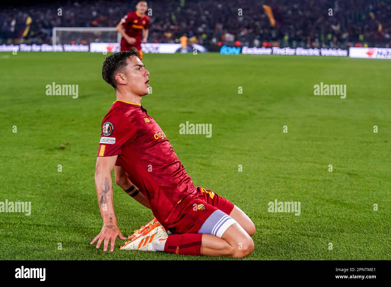 Roma, Italia. 20th aprile 2023. Paulo Dybala di AS Roma festeggia dopo aver segnato i suoi lati secondo gol prima della finale della UEFA Europa League Quarter-finals, 2st tappa tra AS Roma e Feyenoord allo Stadio Olimpico il 20 aprile 2023 in (Foto di Andre Weening/ Orange Pictures) Credit: Orange Pics BV/Alamy Live News Foto Stock