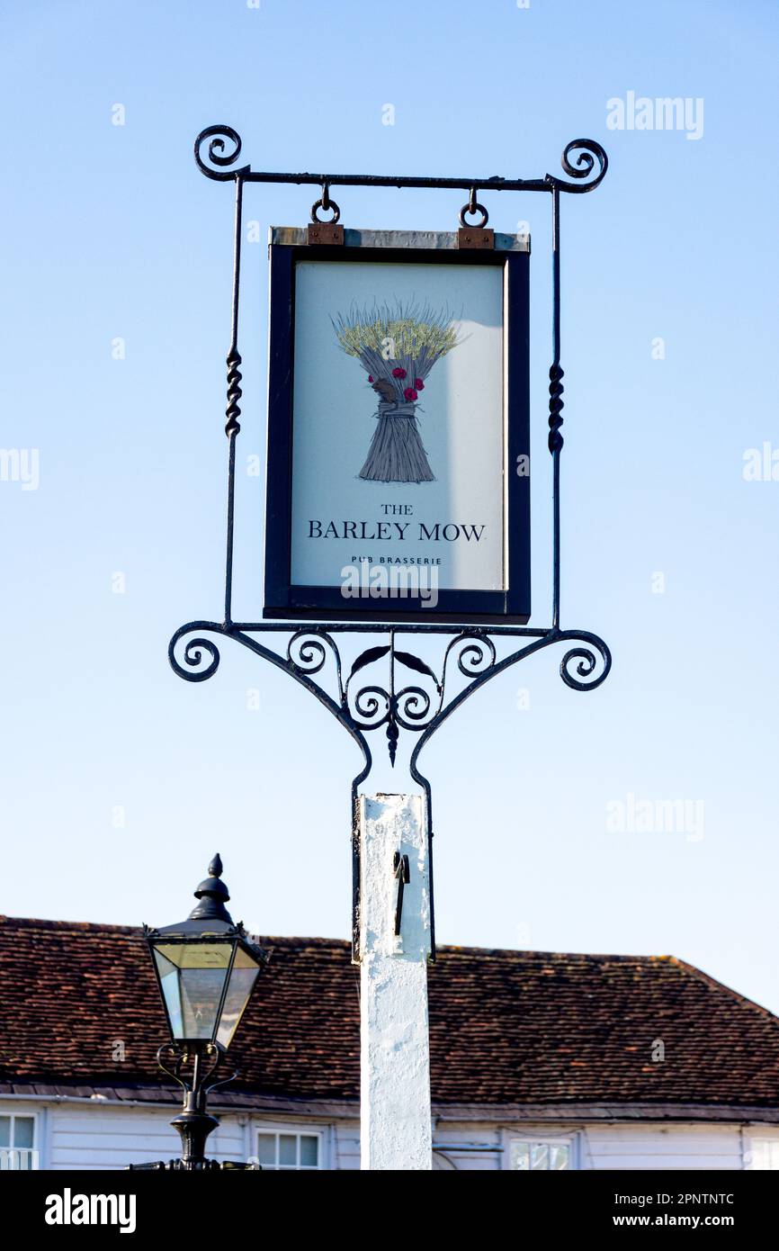 L'Orzo Mow pub segno, il verde, Englefield Green, Surrey, England, Regno Unito Foto Stock