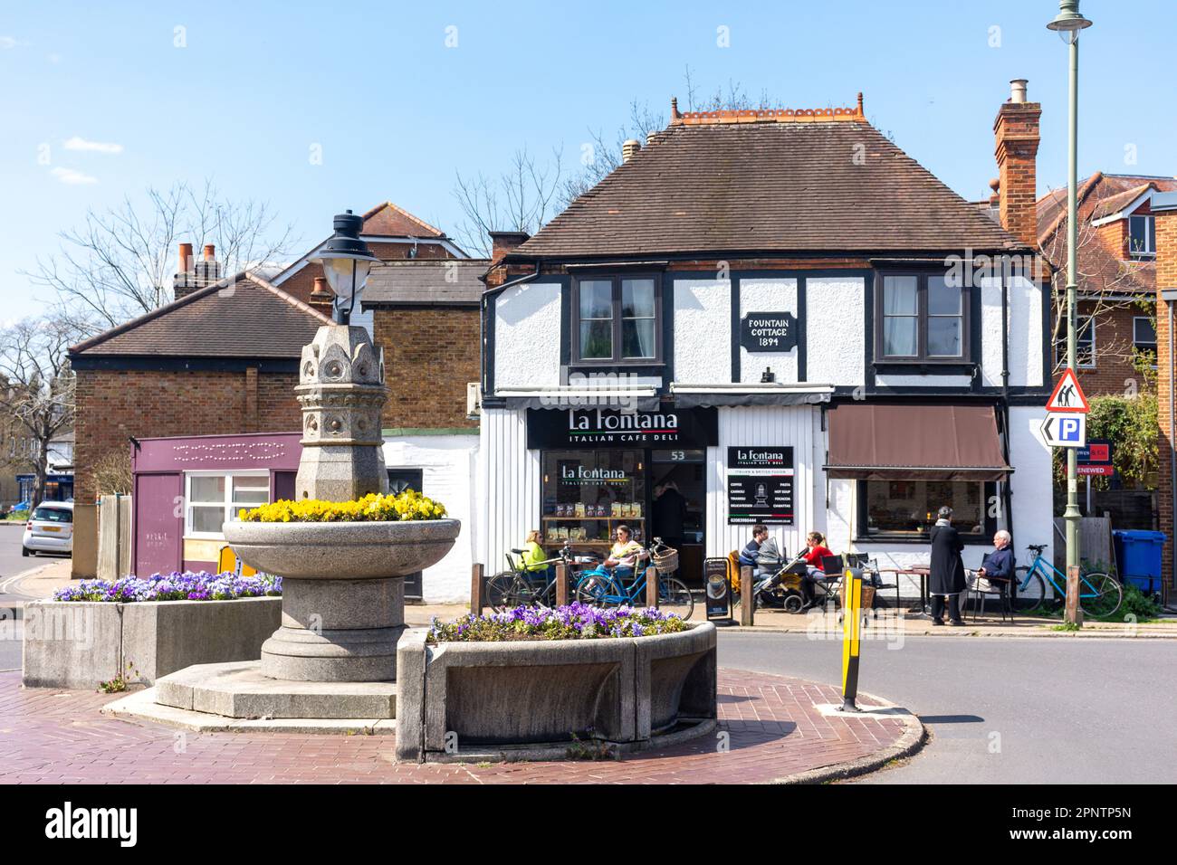 La Fontana caffè italiano e fontana rotonda, High Street, Thames Ditton, Surrey, Inghilterra, Regno Unito Foto Stock