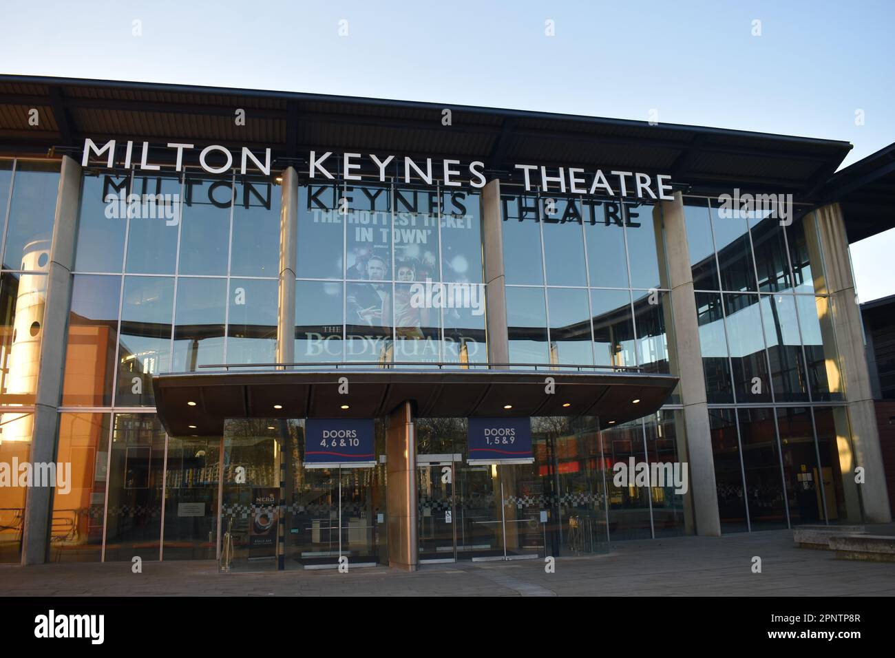 Milton Keynes Theatre con un grande cartellone per il Bodyguard. Foto Stock