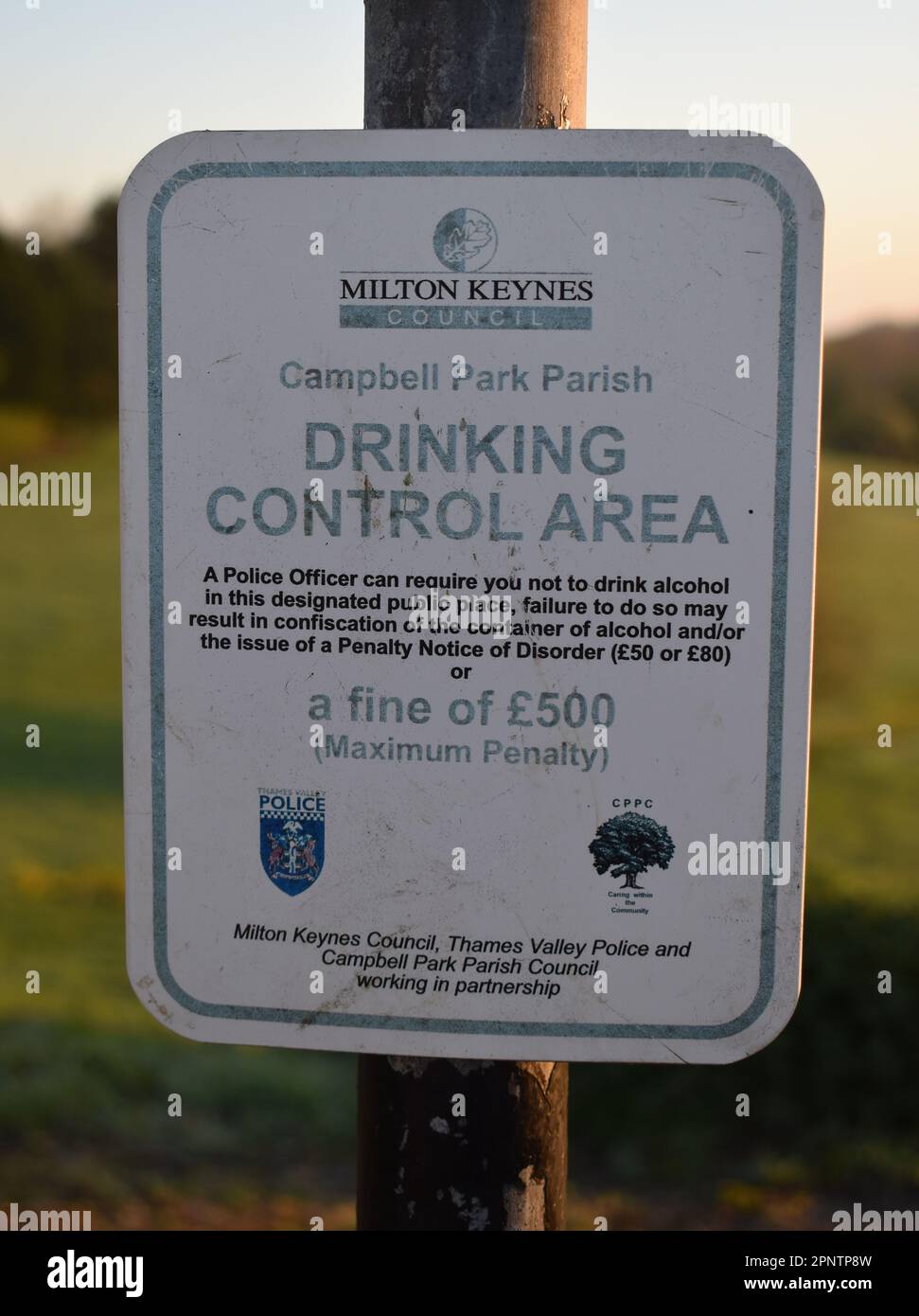 Avviso per l'area di controllo delle bevande a Campbell Park, Milton Keynes. Foto Stock