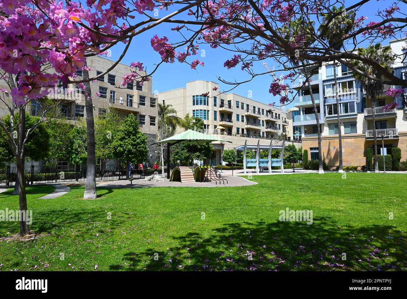 LONG BEACH, CALIFORNIA - 19 Apr 2023: Promenade Square Park lungo la Promenade un viale pedonale lungo sei isolati nel cuore del centro. Foto Stock