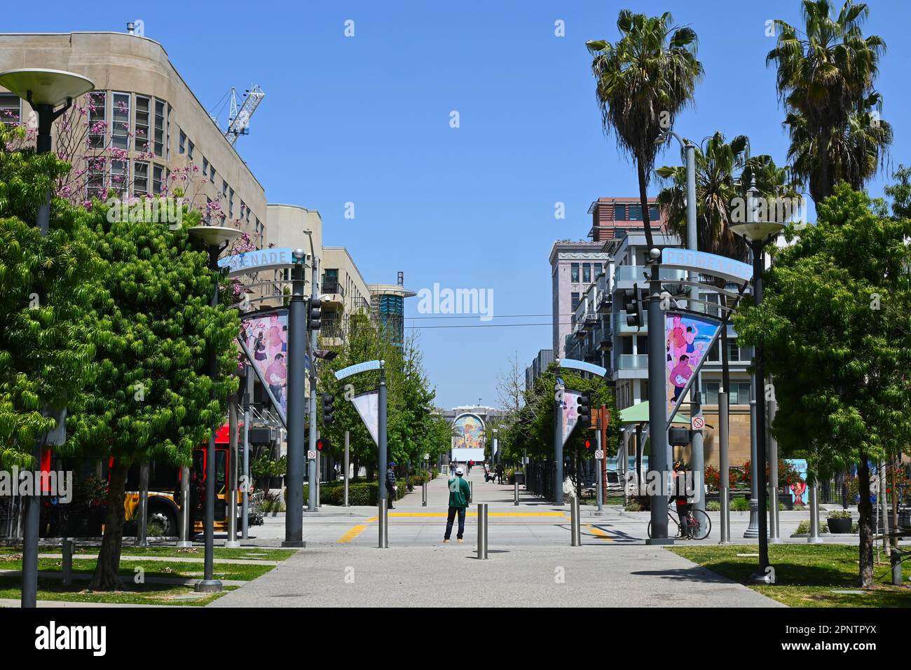 LONG BEACH, CALIFORNIA - 19 Apr 2023: The Promenade una strada pedonale lunga sei isolati nel cuore del centro. Foto Stock
