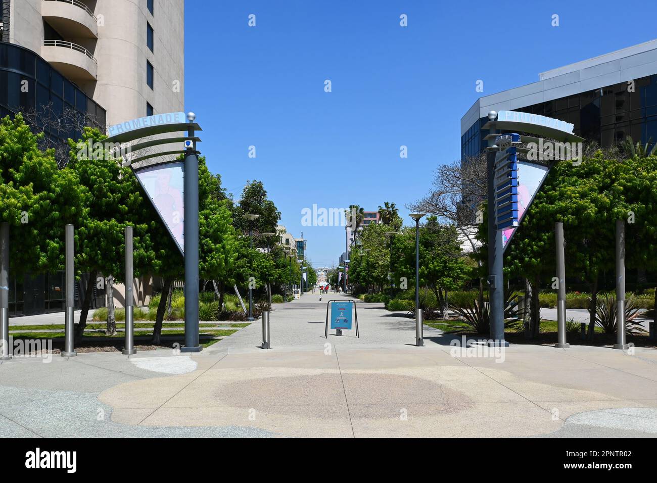 LONG BEACH, CALIFORNIA - 19 Apr 2023: The Promenade una strada pedonale lunga sei isolati nel cuore del centro. Foto Stock