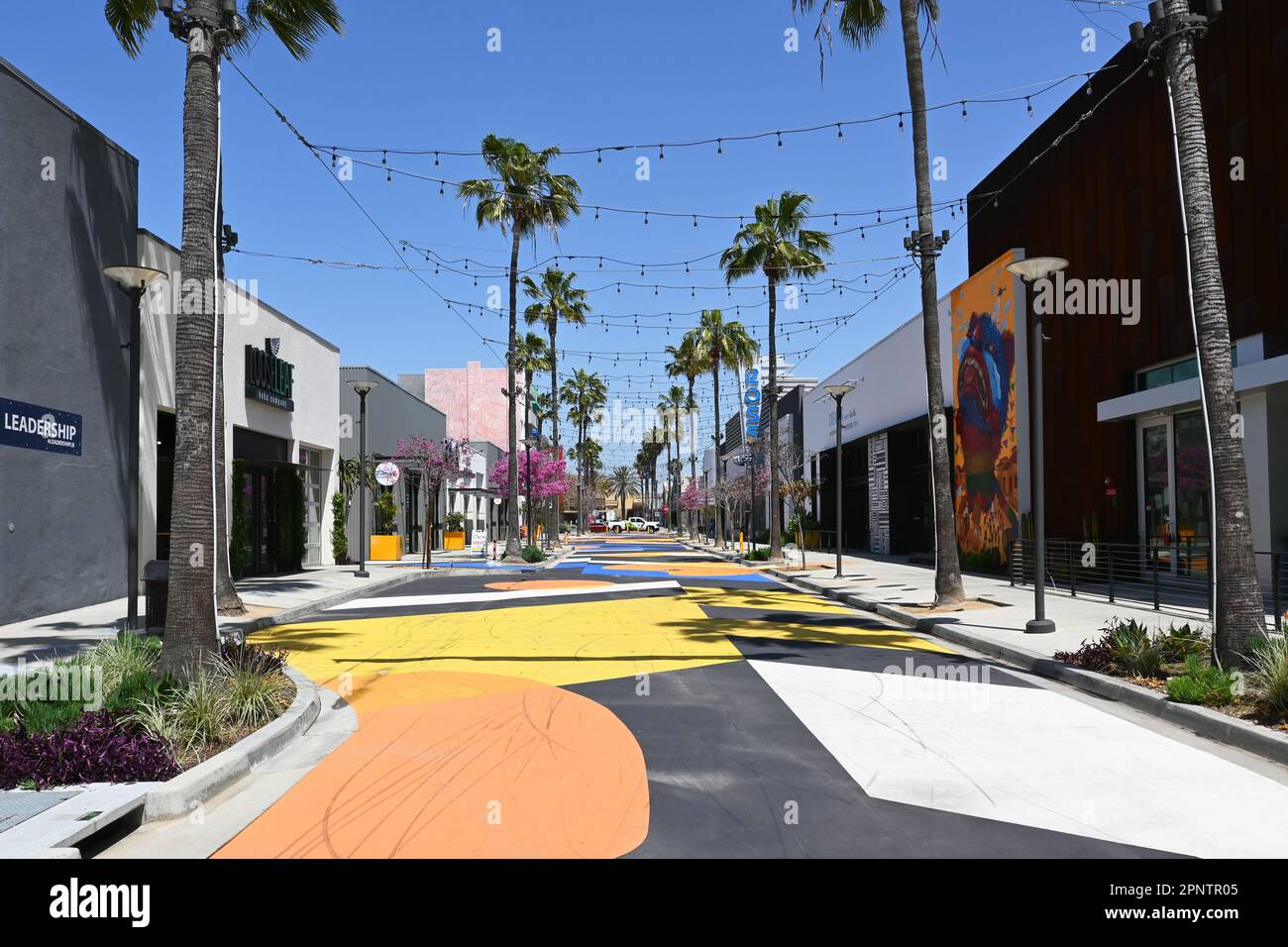 LONG BEACH, CALIFORNIA - 19 Apr 2023: Marciapiede dipinto e negozi nella Promenade, una strada pedonale lunga sei isolati nel cuore del centro. Foto Stock