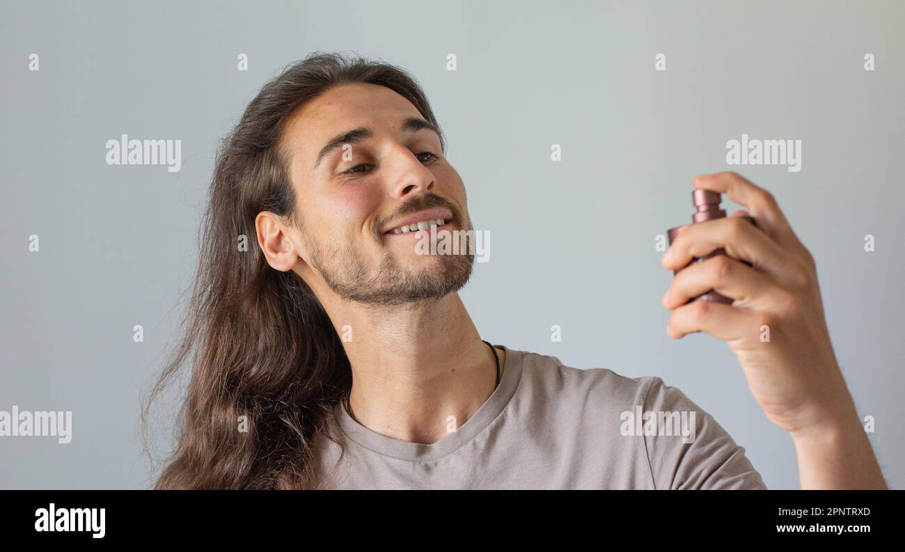 Capelli lunghi uomo cura del viso Foto Stock