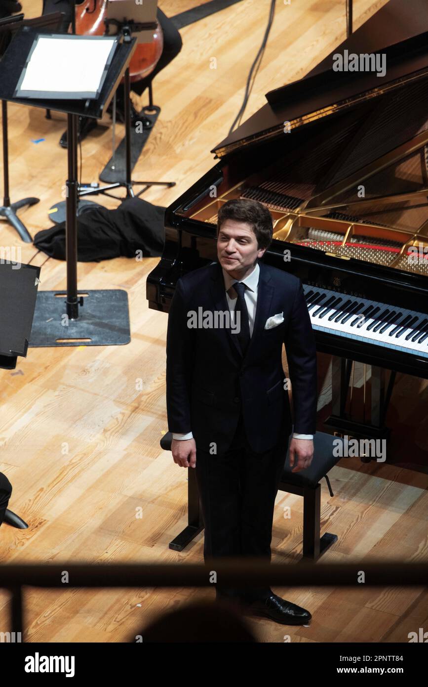 Il pianista Sélim Mazari prende l'arco, concerto di musica classica, sala concerti Philharmonie de Paris, Parigi, Francia Foto Stock
