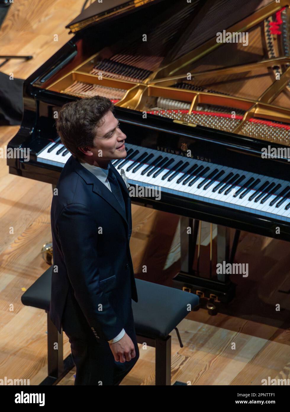 Il pianista Sélim Mazari prende l'arco, concerto di musica classica, sala concerti Philharmonie de Paris, Parigi, Francia Foto Stock