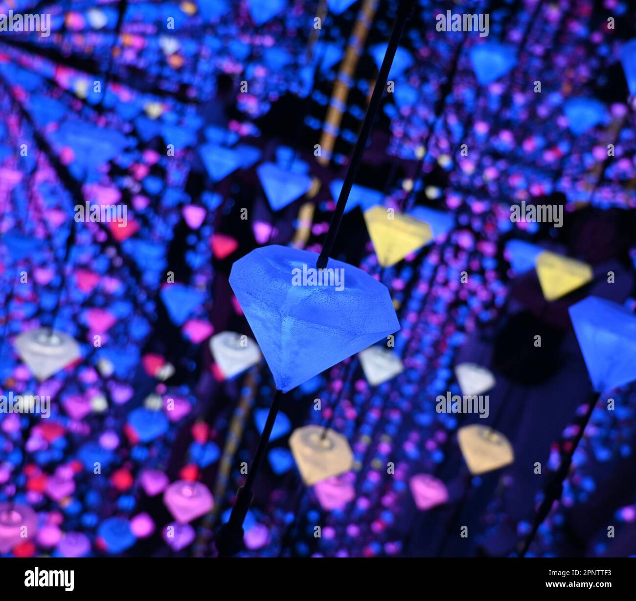 Luci a forma di diamante all'interno del Museo Moco di Barcellona Foto Stock