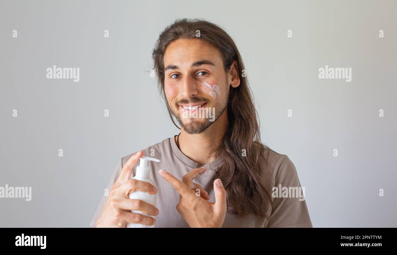 Capelli lunghi uomo cura del viso Foto Stock