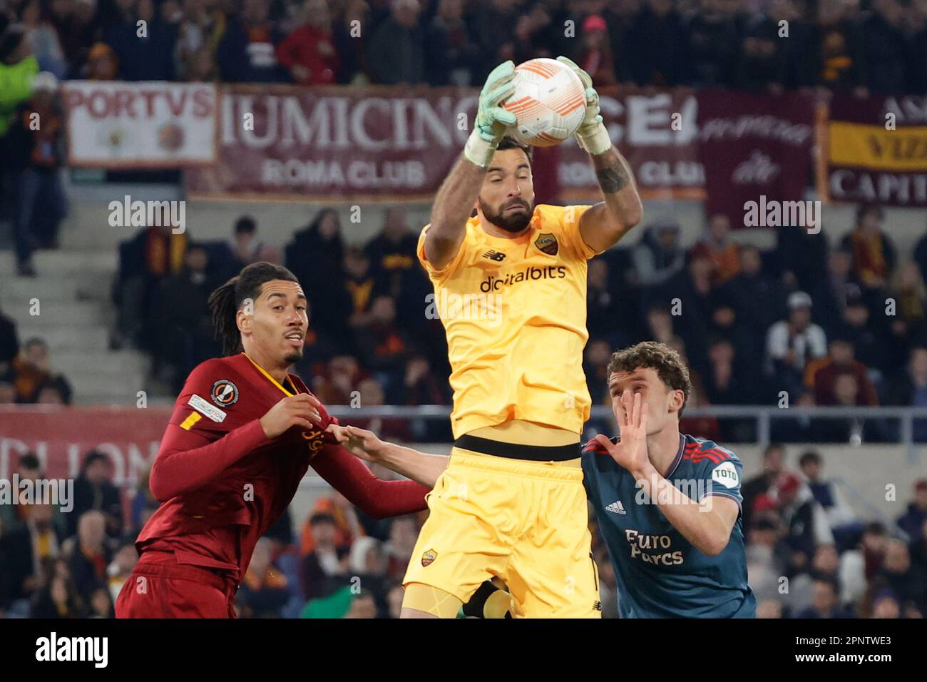 Roma, Italia. 20th Apr, 2023. Stadio Olimpico, Roma, Italia, 20 aprile 2023, Rui Patricio di AS Roma durante le finali trimestrali - Roma vs Feyenoord - calcio Europa League Match Credit: Live Media Publishing Group/Alamy Live News Foto Stock