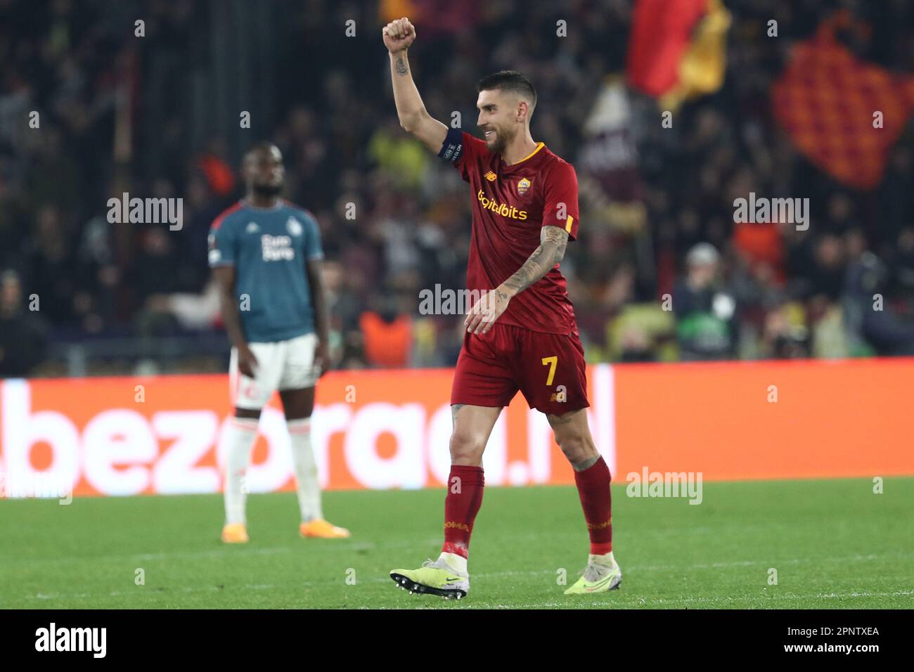 Lorenzo Pellegrini di Roma segna il gol e festeggia con la squadra nella partita di calcio UEFA Europa League 2023, quarti di finale, COME Roma vs Feyenoord allo stadio olimpico di Roma. Credit: Independent Photo Agency/Alamy Live News Foto Stock