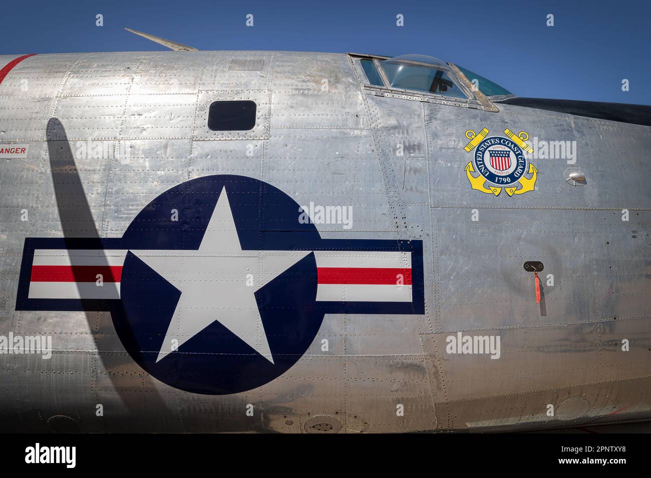 Il Privateer PB4Y-2, un bombardiere di pattuglia usato dalla Marina militare e dalla Guardia Costiera degli Stati Uniti, in mostra al Thunder and Lightning Over Arizona Airshow 2023 di Tucson Foto Stock