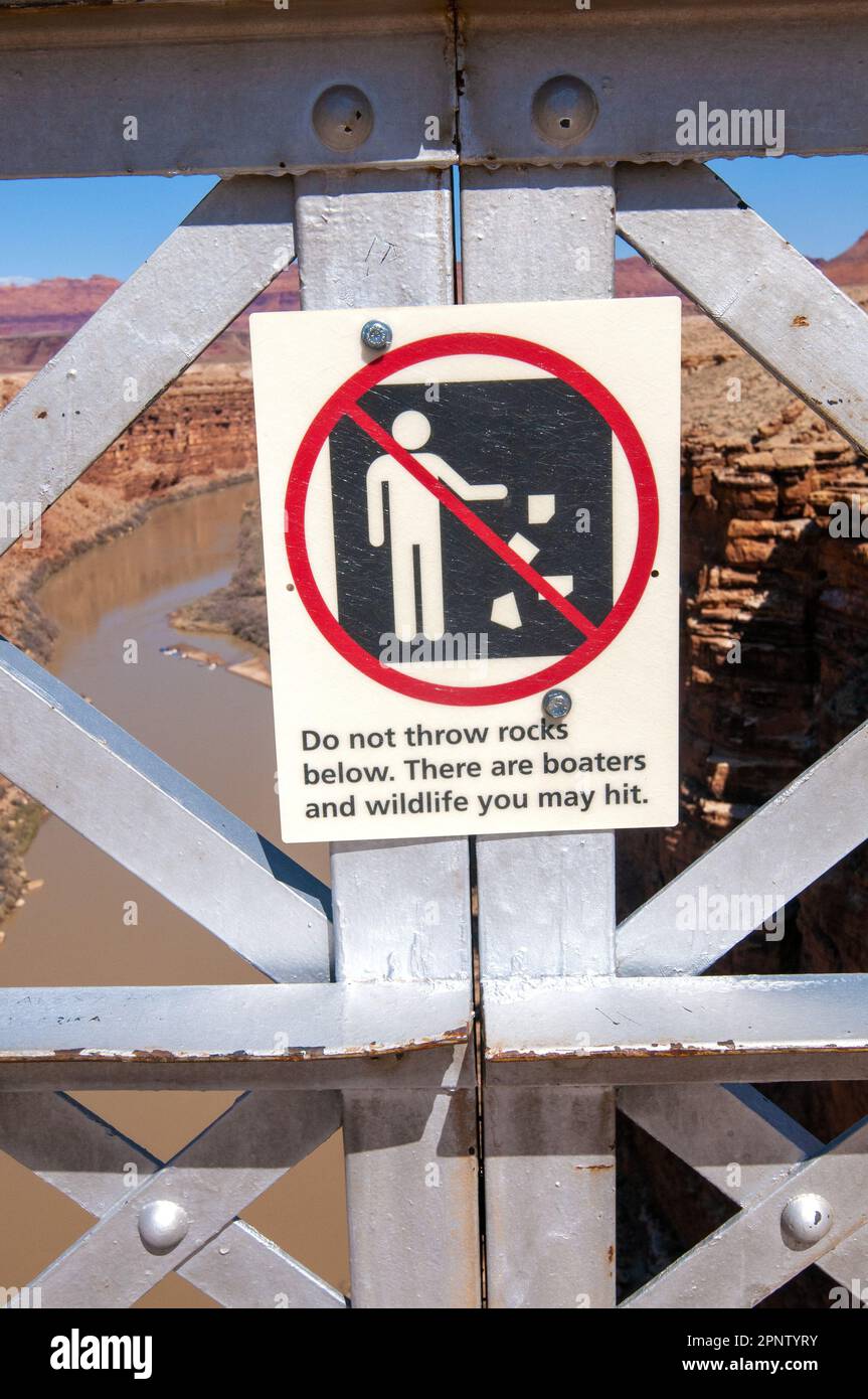 Segnale di avvertimento sul Navajo Bridge, Arizona Foto Stock