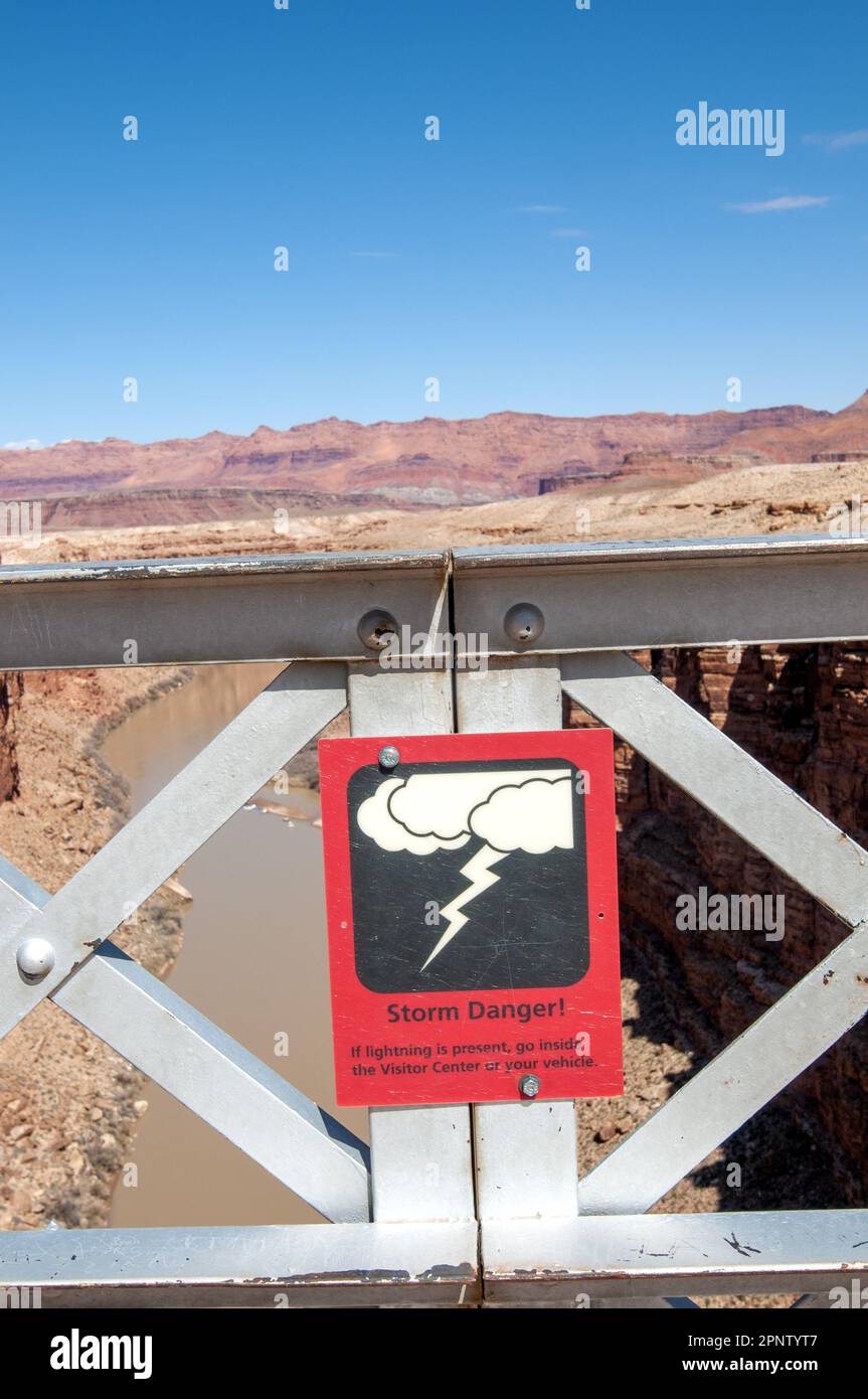 Segnale di avvertimento sul Navajo Bridge, Arizona Foto Stock