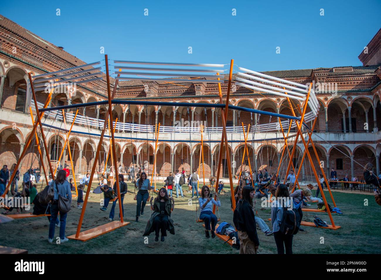 Milano 19th 2023 aprile: Installazione artistica di un'altalena circolare nel chiostro dell'università statale di Milano Foto Stock