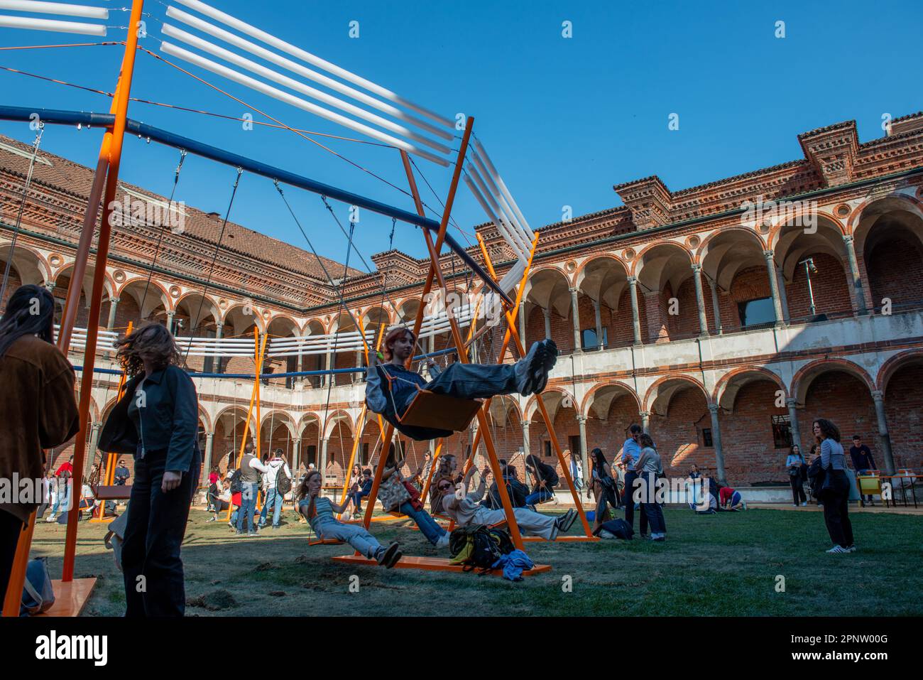 Milano 19th 2023 aprile: Installazione artistica di un'altalena circolare nel chiostro dell'università statale di Milano Foto Stock
