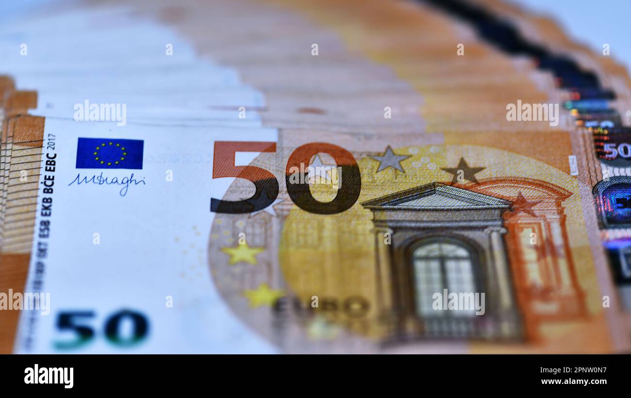 Concetto di molti euro: Un mucchio di banconote da 50 euro arrotolate su uno sfondo bianco per migliaia di euro in banconote da 50 euro Foto Stock