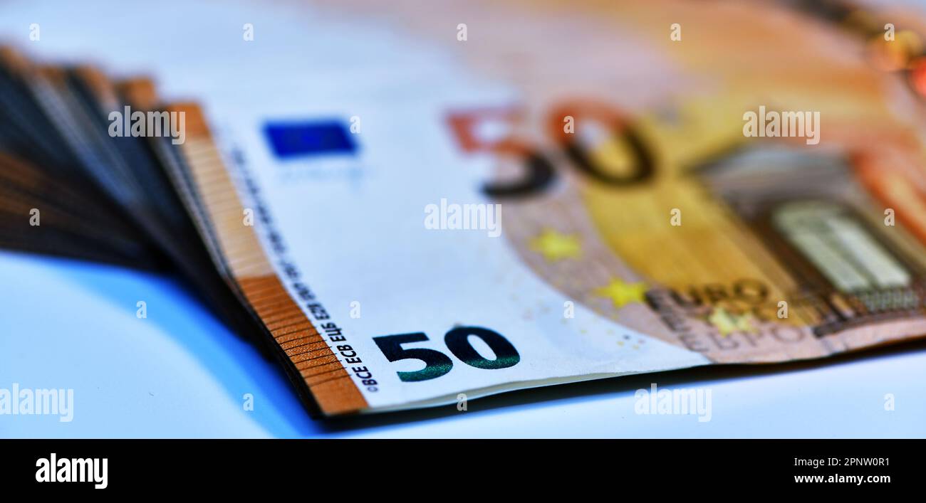 Concetto di molti euro: Un mucchio di banconote da 50 euro arrotolate su uno sfondo bianco per migliaia di euro in banconote da 50 euro Foto Stock