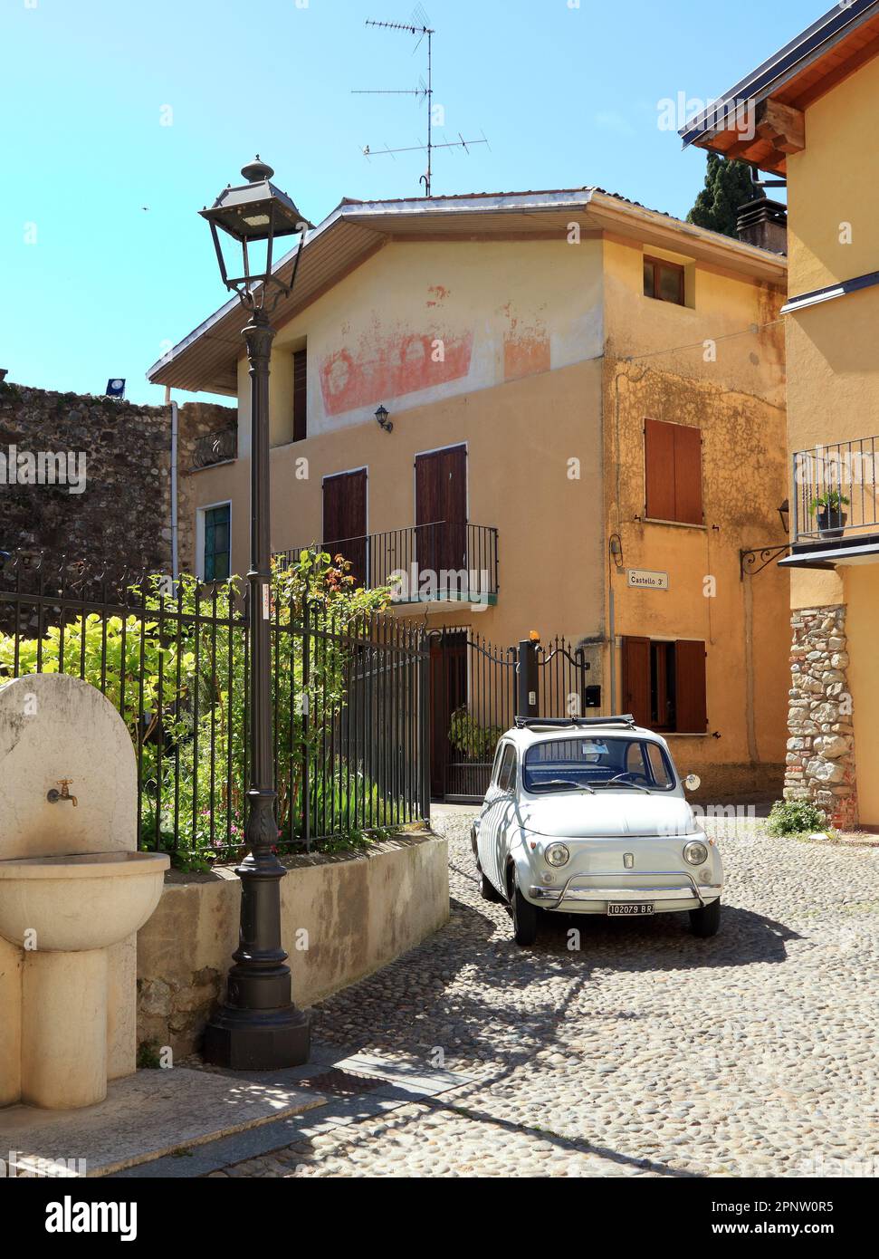 Auto classica Fiat 500 L all'interno del Castello di Moniga. Castello di Moniga del Garda. Foto Stock