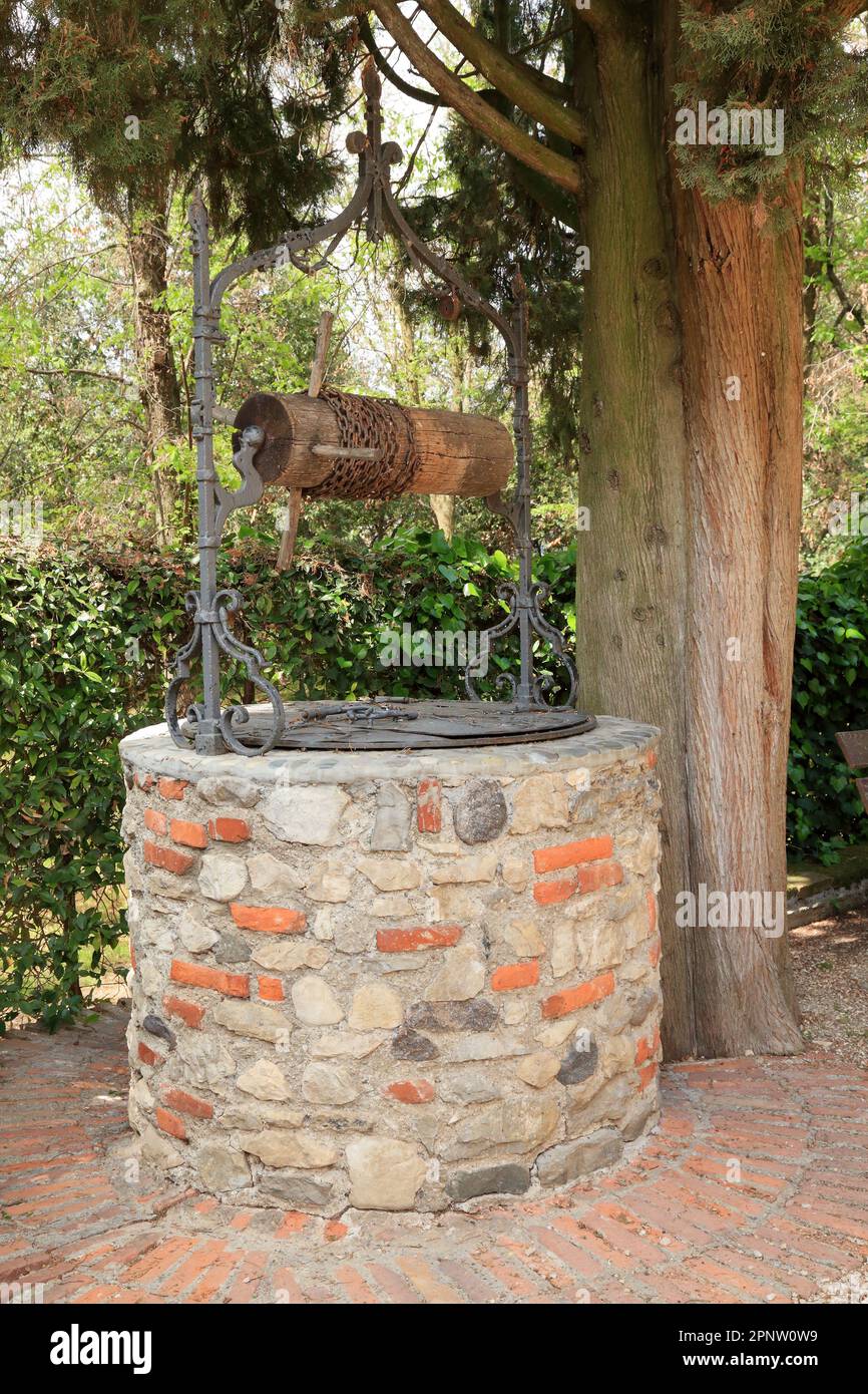 Pozzo antico sul Lago di Garda. Pozzo antico al Lago di Garda. Brunnen am Gardasee. Chiesa di San fermo, San Felice del Benaco. Foto Stock