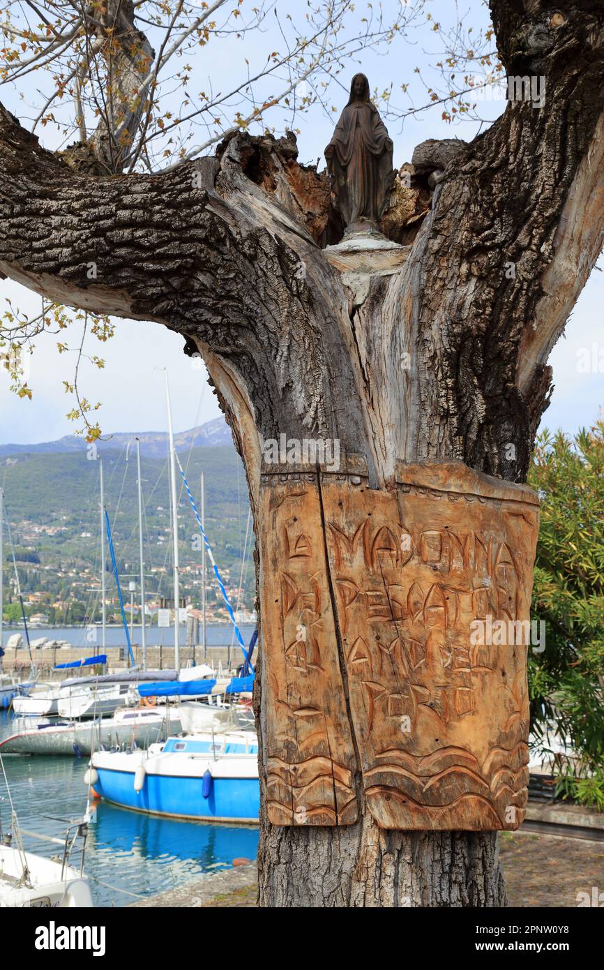 Statua della Madonna dei pescatori. Porto Portese, San Felice del Benaco, Lago di Garda, Lago di Garda, Gardasee. Statua della Madonna dei pescatori. Foto Stock