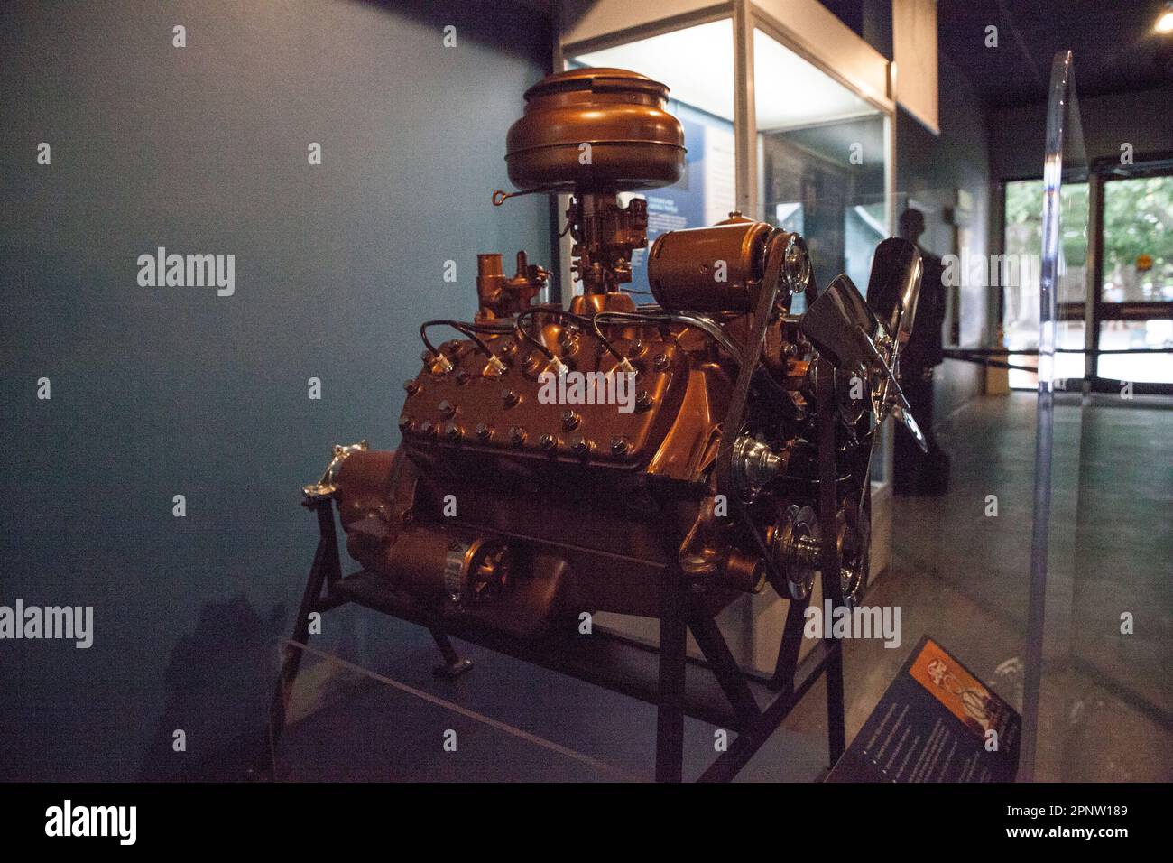 Fort Myers, Florida – 8 aprile 2023: Motore Ford Flathead V-8 1937 alle Edison e Ford Winter Estates. Foto Stock