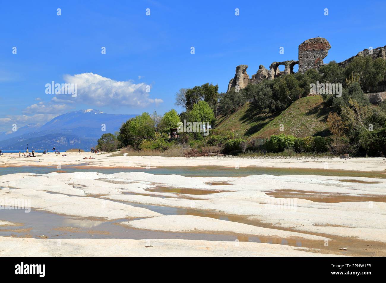 Basso livello dell'acqua a Giamaica Beach Sirmione, Lago di Garda, Lago di Garda, Gardasee. Grotte di Catullo / Grotte di Catullo Foto Stock