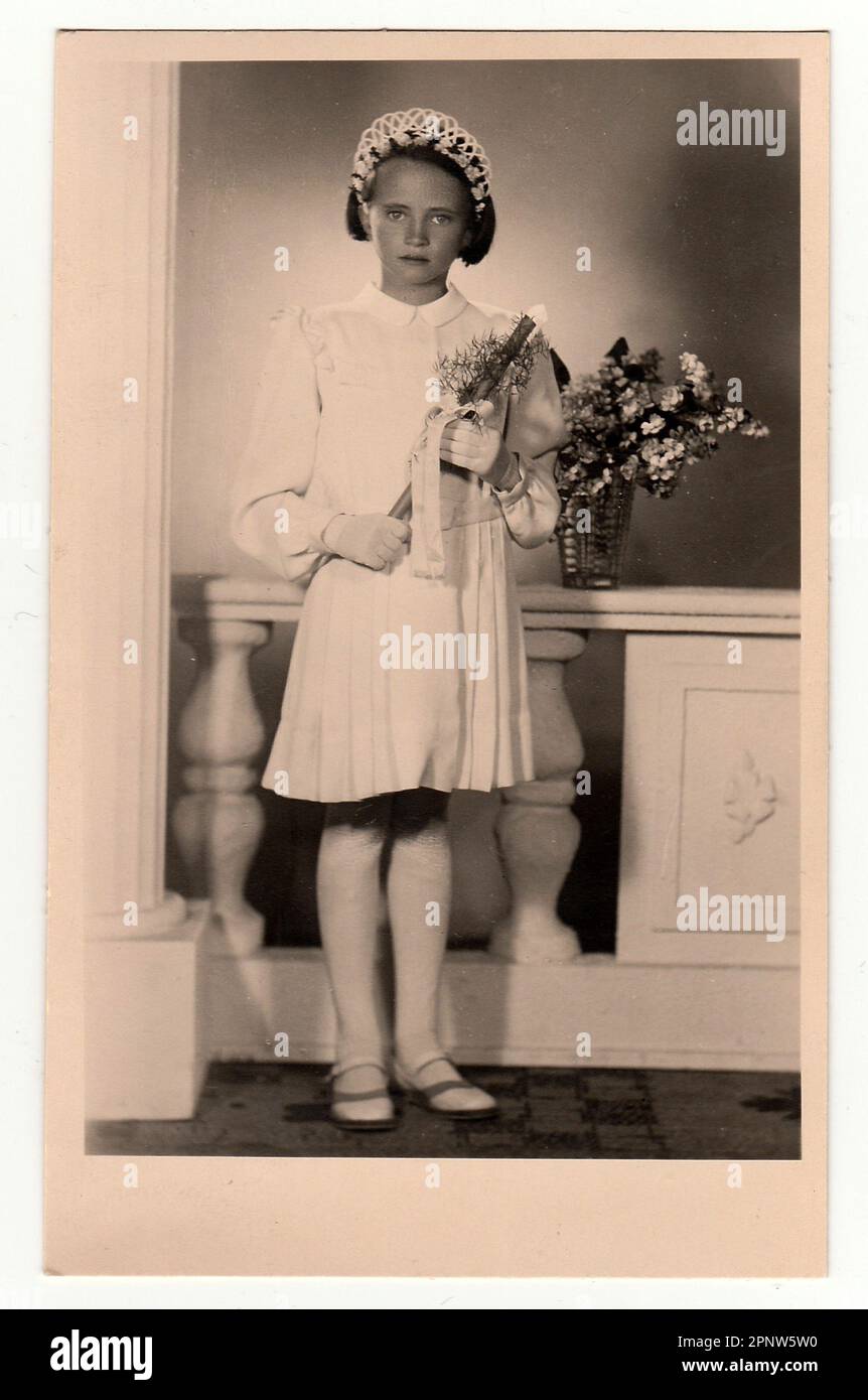 HODONIN, la Repubblica cecoslovacca, circa 1930: Vintage foto di una ragazza giovane - la sua prima santa Comunione, circa 1930. Foto Stock