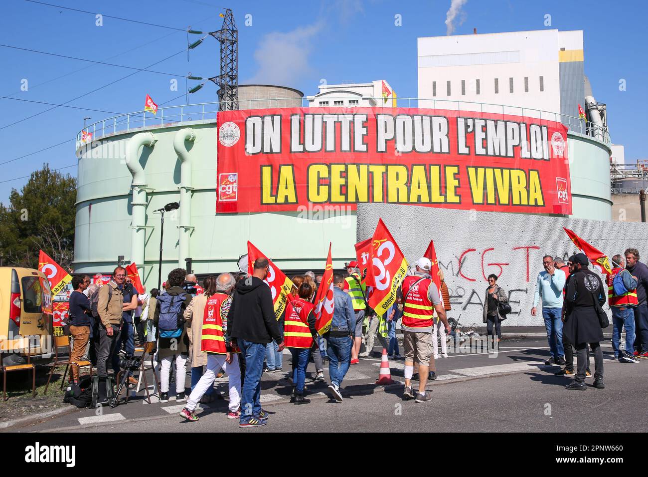 Gardanne, Francia. 20th Apr, 2023. Arrivo dei sostenitori del sindacato CGT durante il rally alla centrale termica di Gardanne. Il nuovo segretario generale del CGT, Sophie Binet, ha tenuto una conferenza stampa circondata da rappresentanti sindacali locali durante il suo primo viaggio a Gardanne, nel sud della Francia. Credit: SOPA Images Limited/Alamy Live News Foto Stock