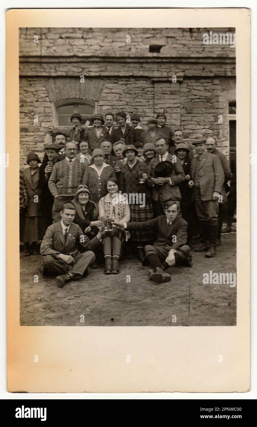La Repubblica cecoslovacca - circa 1940s: Vintage mostra fotografica di persone di fronte alla pietra costruito casa. Foto Stock
