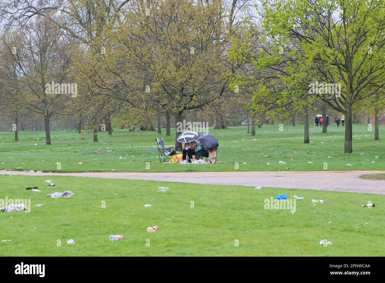 Londra, Regno Unito. 20th aprile 2023. Un numero enorme di amanti della cannabis si sono riuniti ad Hyde Park per l'evento annuale del 4/20, per fumare le articolazioni - per protestare e celebrare la droga di Classe B, che molti consumatori dicono debba essere depenalizzata. L'evento è giunto a una brusca fine dopo un periodo di pioggia persistente. Credit: Undicesima ora di Fotografia/Alamy Live News Foto Stock