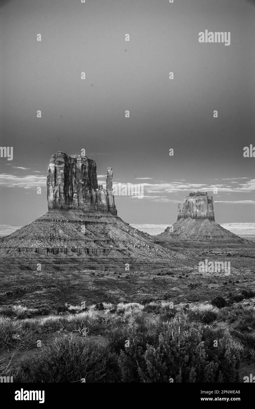 Tramonto che si affaccia sulla sinistra e destra Mittens, Monument Valley Tribal Park, Navajo Nation, Arizona, USA. Foto Stock