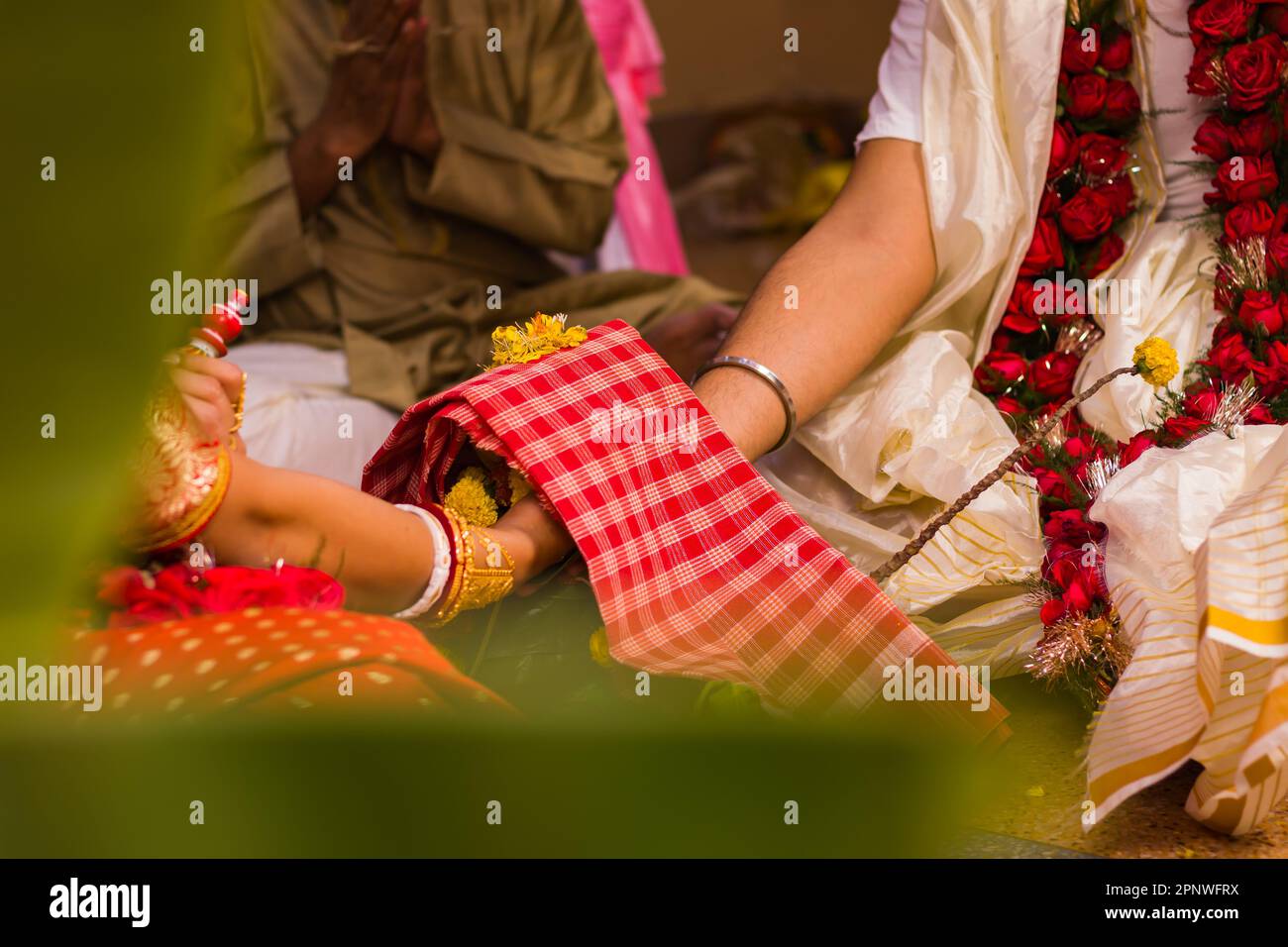 Il rituale di matrimonio indù bengalese viene eseguito dalla sposa e dallo sposo durante la tradizionale cerimonia nuziale. Sposa sta tenendo il suo palmo sulla groom's mentre t Foto Stock