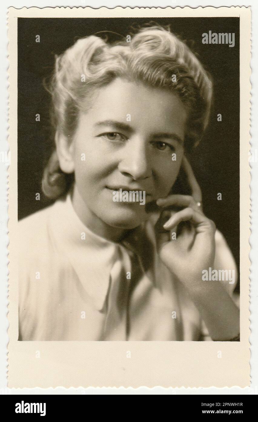 La foto vintage mostra la donna. Antica foto in bianco e nero. Foto Stock