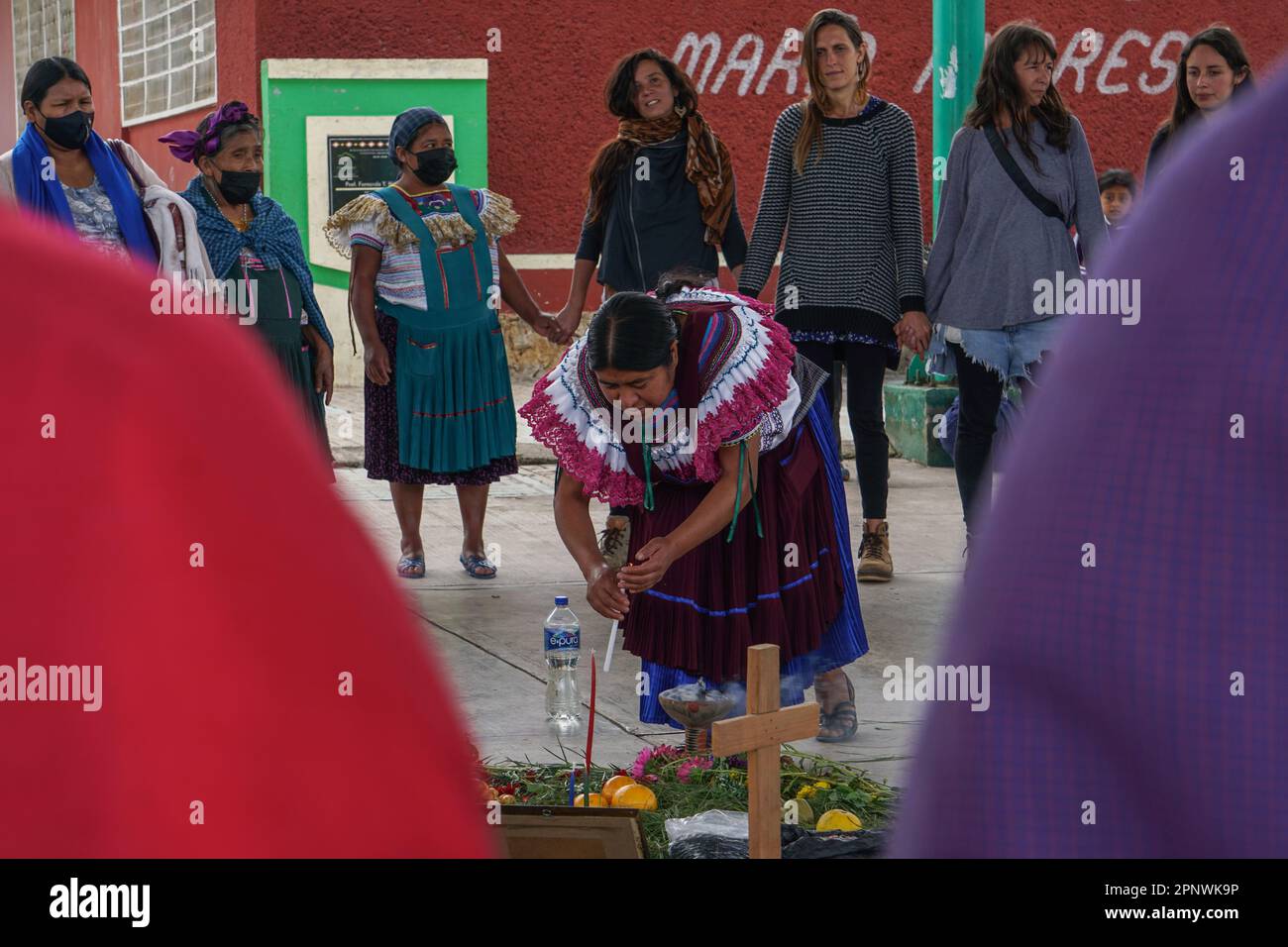 Alberta López Bautista e altri partecipanti pregano per un compagno che è morto durante l’incontro delle Donne ad Aguacatenango, Chiapas, Messico, il 23 settembre 2021. Le donne indigene e i membri del Center for Women’s Rights si sono riuniti per scambiare saggezza, esperienza e intuizioni su una vita dignitosa, partecipazione politica e guarigione collettiva. (Marissa Revilla/Global Press Journal) Foto Stock