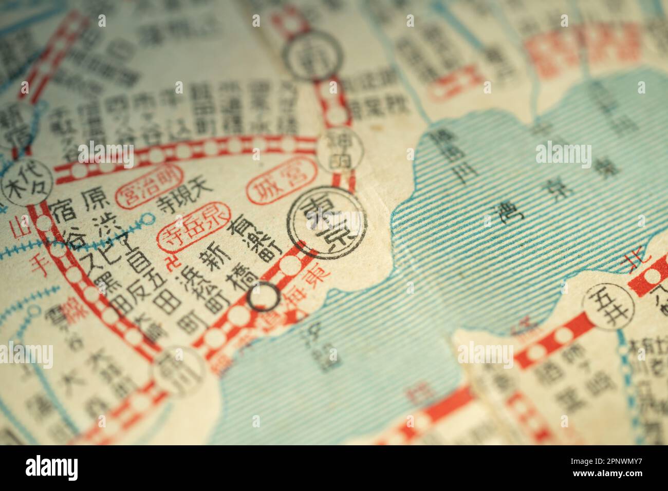 Posizione di Tokyo in giapponese Kanji, Giappone retro mappa prima della seconda guerra mondiale, mostrando la linea principale tokaido e yamanote sen ferrovia Foto Stock