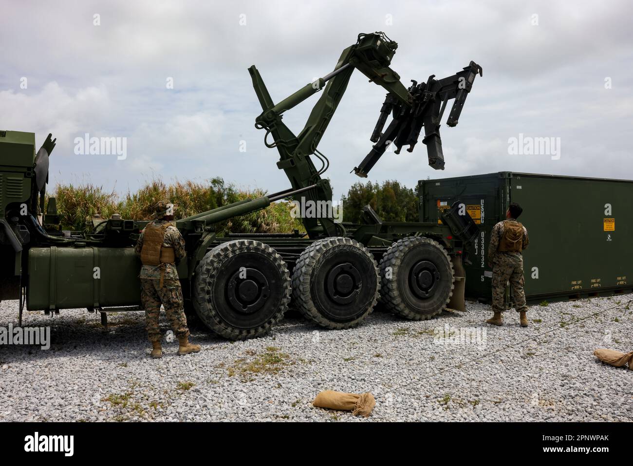 STATI UNITI Marines con 7th Battaglione di comunicazione, III Marine Expeditionary Force Information Group, spostare un riparo a scadenza per l'imbarco durante un esercizio sul campo a Camp Hansen, Okinawa, Giappone, 5 aprile 2023. The Marines con Service Company, 7th Comm. Bn., ha condotto le operazioni del centro di controllo di trasporto, manutenzione, dispacciamento e movimento dell'unità per convalidare la competenza di specialità di occupazione militare, perfezionare le abilità sul campo, aumentare la coesione dell'azienda, migliorare gli standard di preparazione e di addestramento ed impiegare un concetto di lotta ora. III MIG funziona come l'avanguardia di III MEF, in funzione Foto Stock