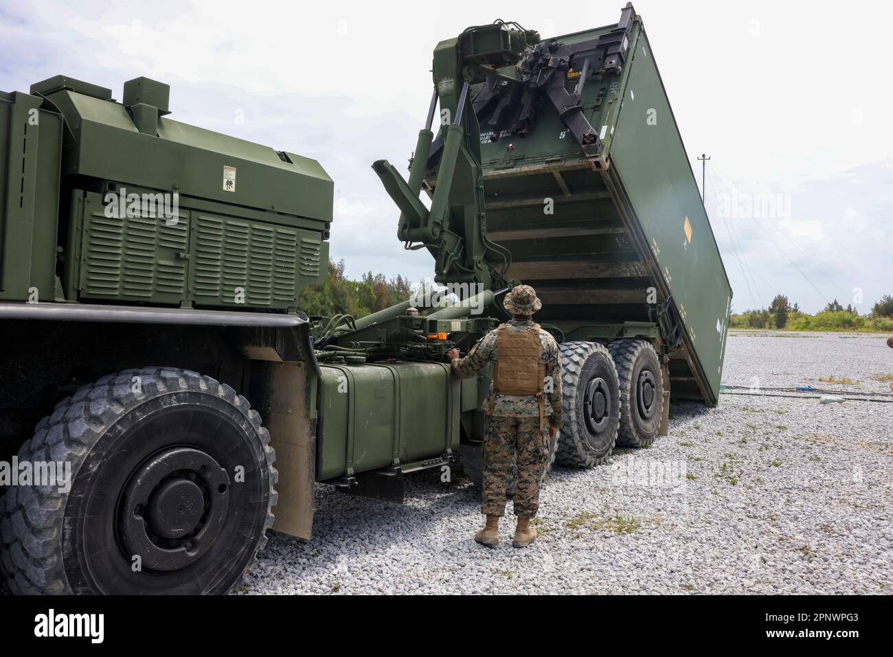 STATI UNITI Marines con 7th Battaglione di comunicazione, III Marine Expeditionary Force Information Group, spostare un riparo a scadenza per l'imbarco durante un esercizio sul campo a Camp Hansen, Okinawa, Giappone, 5 aprile 2023. The Marines con Service Company, 7th Comm. Bn., ha condotto le operazioni del centro di controllo di trasporto, manutenzione, dispacciamento e movimento dell'unità per convalidare la competenza di specialità di occupazione militare, perfezionare le abilità sul campo, aumentare la coesione dell'azienda, migliorare gli standard di preparazione e di addestramento ed impiegare un concetto di lotta ora. III MIG funziona come l'avanguardia di III MEF, in funzione Foto Stock
