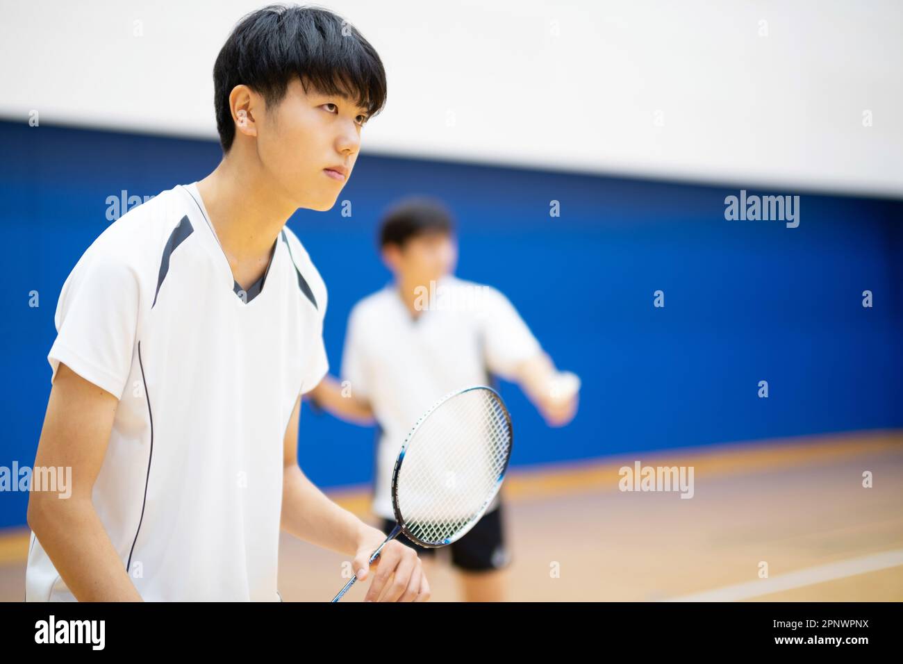 Studente di scuola superiore in possesso di un racchetta badminton Foto Stock