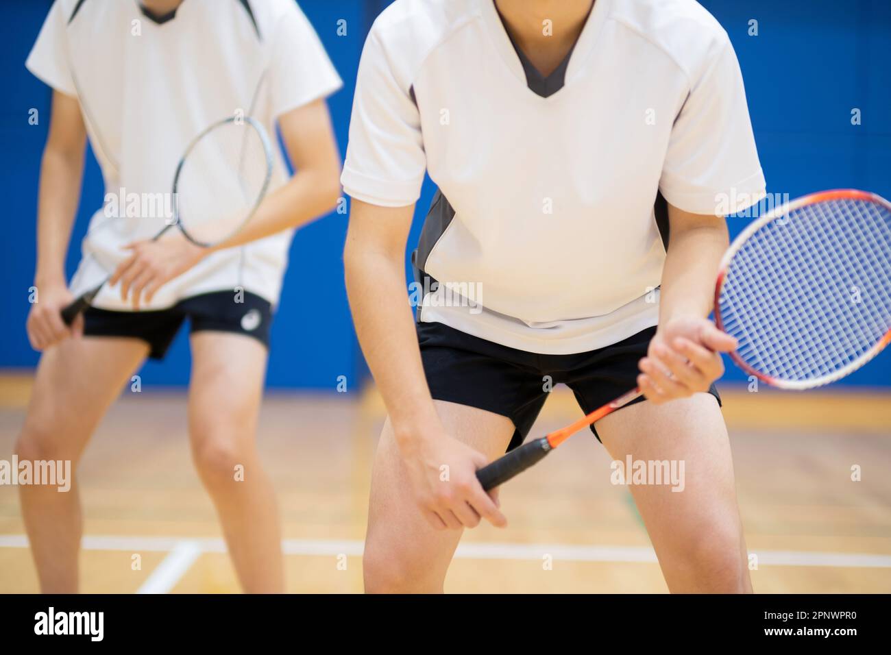 Uno studente di scuola superiore che tiene un racket di badminton Foto Stock
