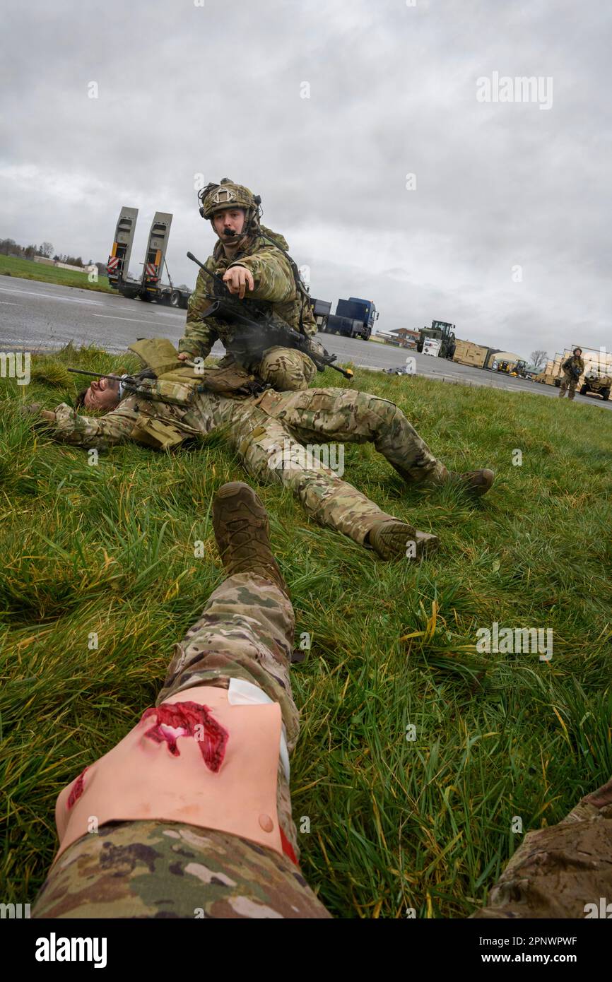 NEGLI STATI UNITI Airman con il 435th Contingency Response Group reagisce a un incidente di ribaltamento del veicolo basato su scenari durante l'esercitazione Agile Bison presso la base aerea di Chièvres, Belgio, 9 marzo 2023. Lo scenario includeva tre individui che hanno subito lesioni simulate e potenzialmente letali, che hanno richiesto a 435th soccorritori CRG di impiegare tecniche di cura della vittima di combattimento tattico. (STATI UNITI Foto dell'esercito di Pierre-Etienne Courtejoie) Foto Stock